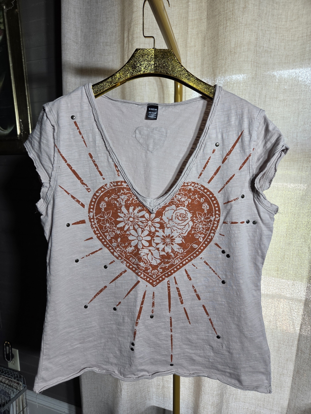 SHEIN Short Sleeve V-Neck Tee with Rust Heart Graphic